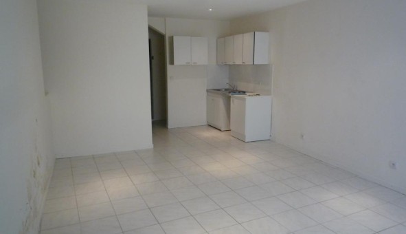 Logement tudiant Location Studio Vide Belgentier (83210)
