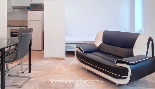 Logement tudiant Location Studio Vide Carcs (83570)