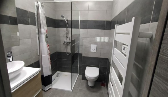 Logement tudiant Studio à Hyres (83400)