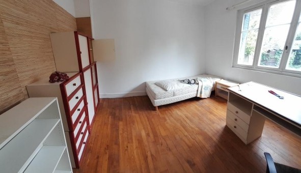 Logement tudiant Location Studio Vide L'Ha les Roses (94240)