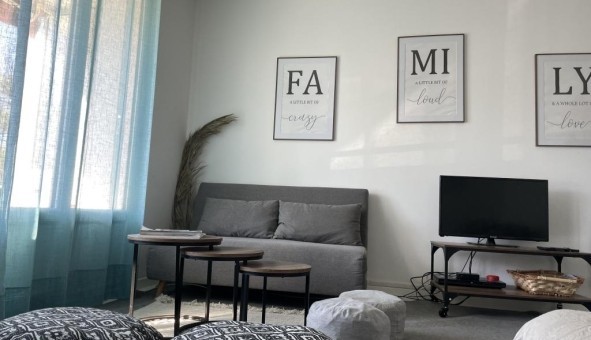 Logement tudiant Location Studio Vide Six Fours les Plages (83140)