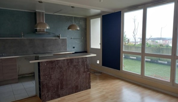 Logement étudiant Location T4 Vide Évry (91000)